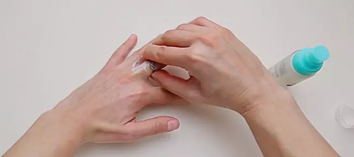 Bagaimana untuk mengeluarkan cincin dari jari (49 foto): Bagaimana untuk mengeluarkan dari bergema atau bengkak cincin dengan thread 3112_18
