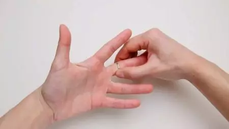 Come rimuovere l'anello dal dito (49 foto): come rimuovere dall'echeggiamento o dall'anello gonfio con un filo con un filo 3112_2
