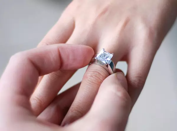 Si të hiqni unazën nga gishti (49 foto): Si të hiqni nga jehoni ose fryrë një unazë me një fije 3112_3