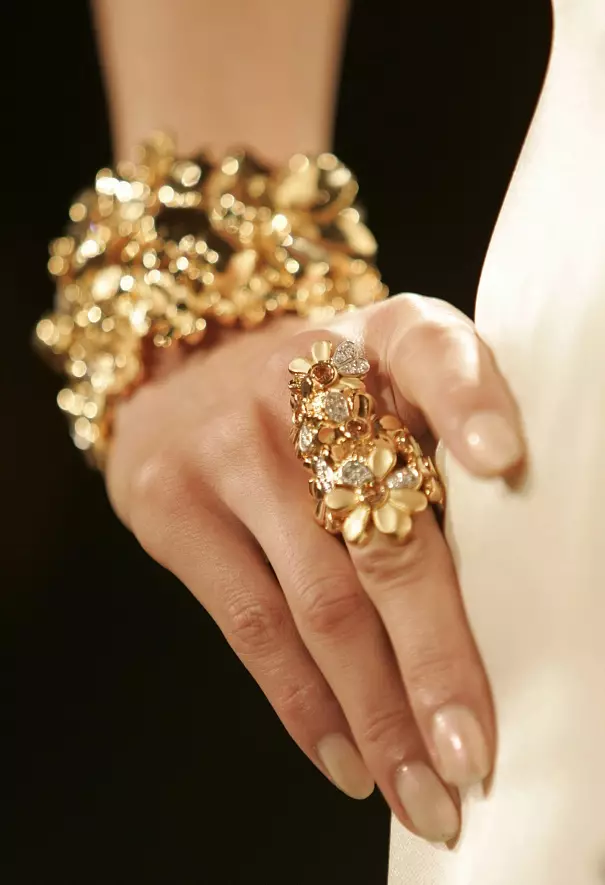 Biżuteria: Stylowe pierścienie damskie (94 zdjęcia): ślub, duży, z kamieniami, dużym łączeniem 3113_15