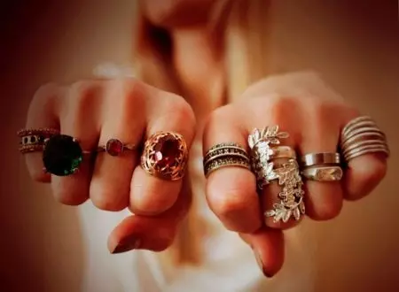 Biżuteria: Stylowe pierścienie damskie (94 zdjęcia): ślub, duży, z kamieniami, dużym łączeniem 3113_25