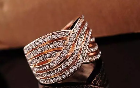 Biżuteria: Stylowe pierścienie damskie (94 zdjęcia): ślub, duży, z kamieniami, dużym łączeniem 3113_45