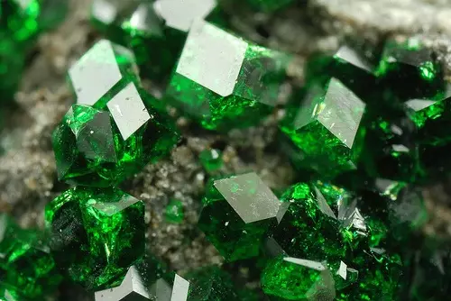 Ring nge-Emerald (izithombe ezingama-94): Indandatho yegolide neyesiliva, namacici esiliva 3115_12