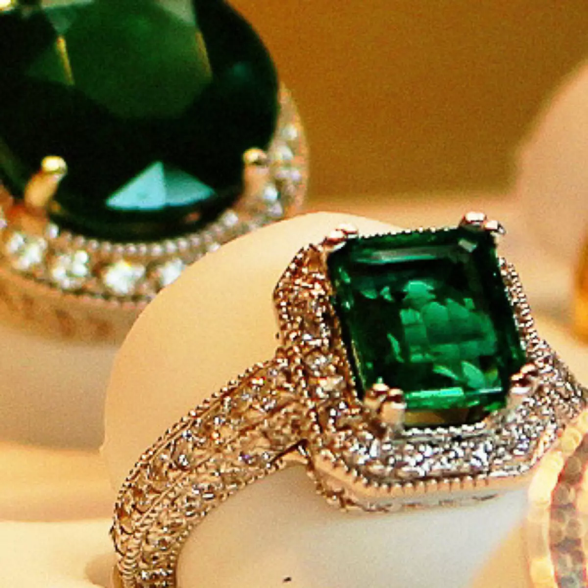 Emerald ilə Ring (94 şəkil): Qadın Qızıl və Gümüş üzük, Silver Sırğa 3115_14