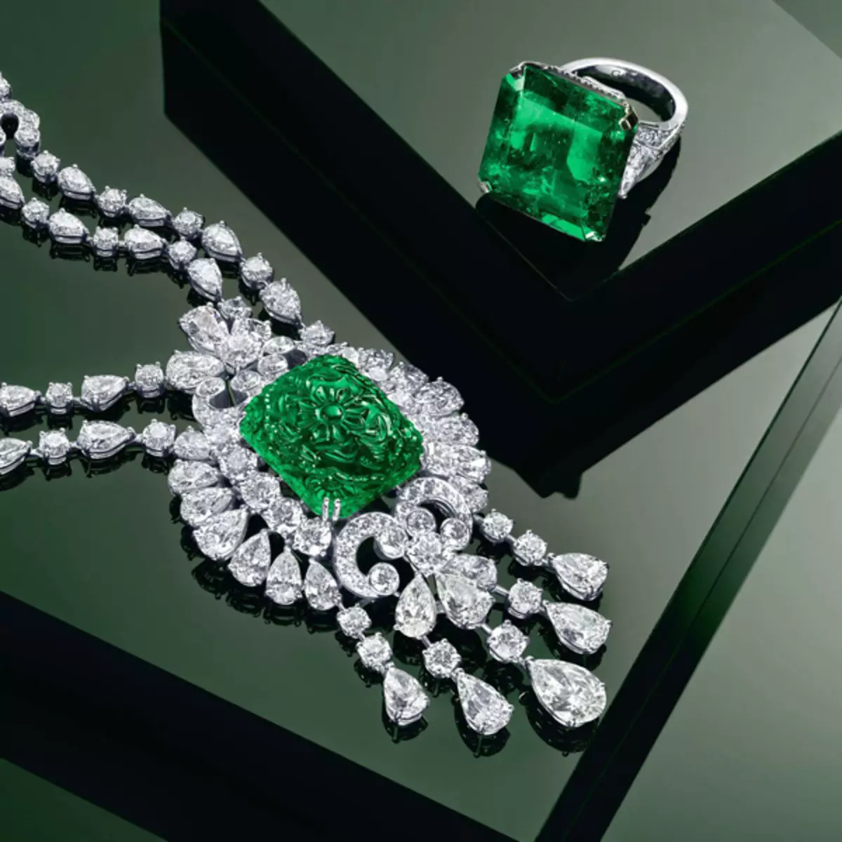Ring mei Emerald (94 foto's): froulike gouden en sulveren ring, sulveren earringen 3115_16