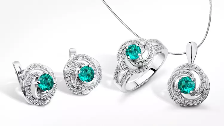 Ring mei Emerald (94 foto's): froulike gouden en sulveren ring, sulveren earringen 3115_23