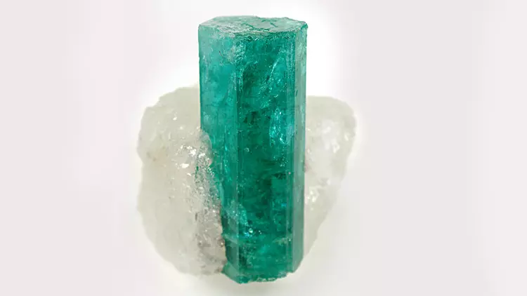 Emerald ilə Ring (94 şəkil): Qadın Qızıl və Gümüş üzük, Silver Sırğa 3115_25