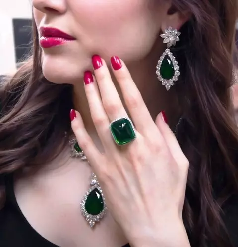 Ring mei Emerald (94 foto's): froulike gouden en sulveren ring, sulveren earringen 3115_44