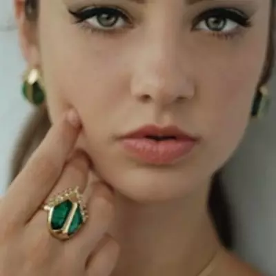 Ring mei Emerald (94 foto's): froulike gouden en sulveren ring, sulveren earringen 3115_45