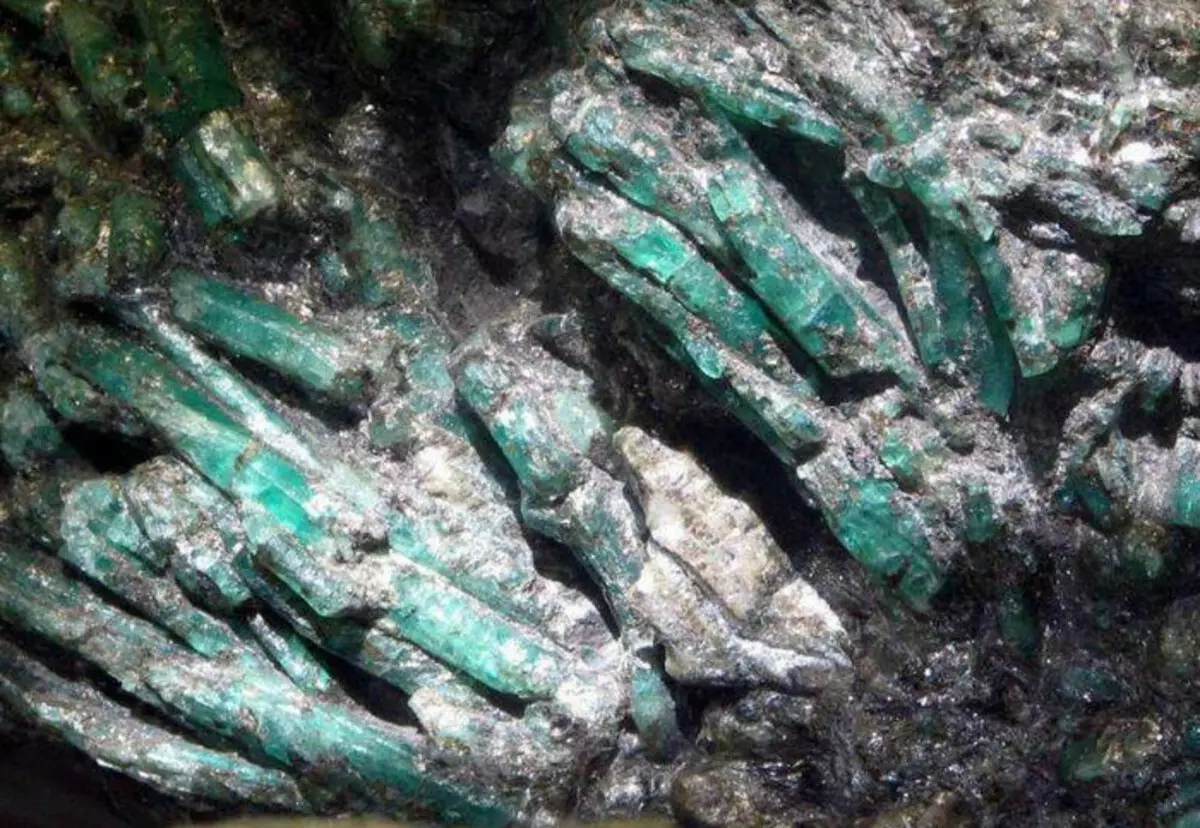 Ring nge-Emerald (izithombe ezingama-94): Indandatho yegolide neyesiliva, namacici esiliva 3115_5