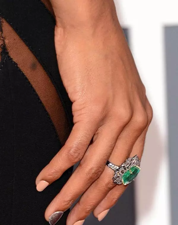 Ring mei Emerald (94 foto's): froulike gouden en sulveren ring, sulveren earringen 3115_54