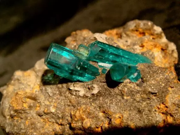 Emerald ilə Ring (94 şəkil): Qadın Qızıl və Gümüş üzük, Silver Sırğa 3115_6