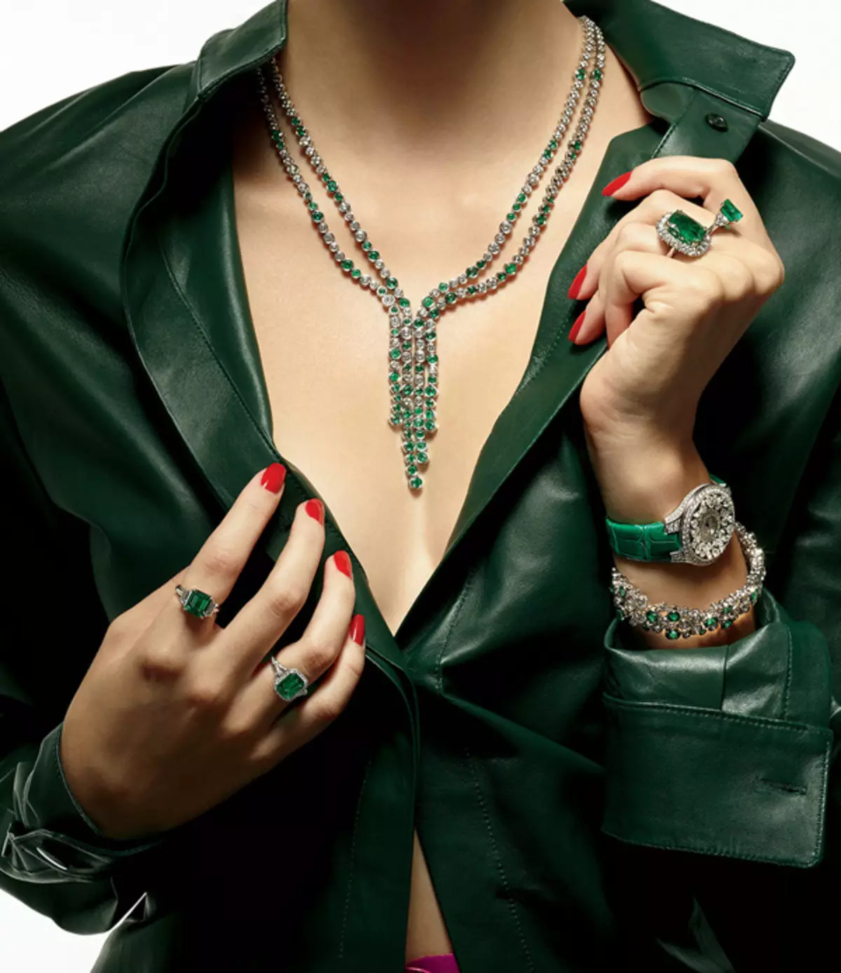 Ring mei Emerald (94 foto's): froulike gouden en sulveren ring, sulveren earringen 3115_60