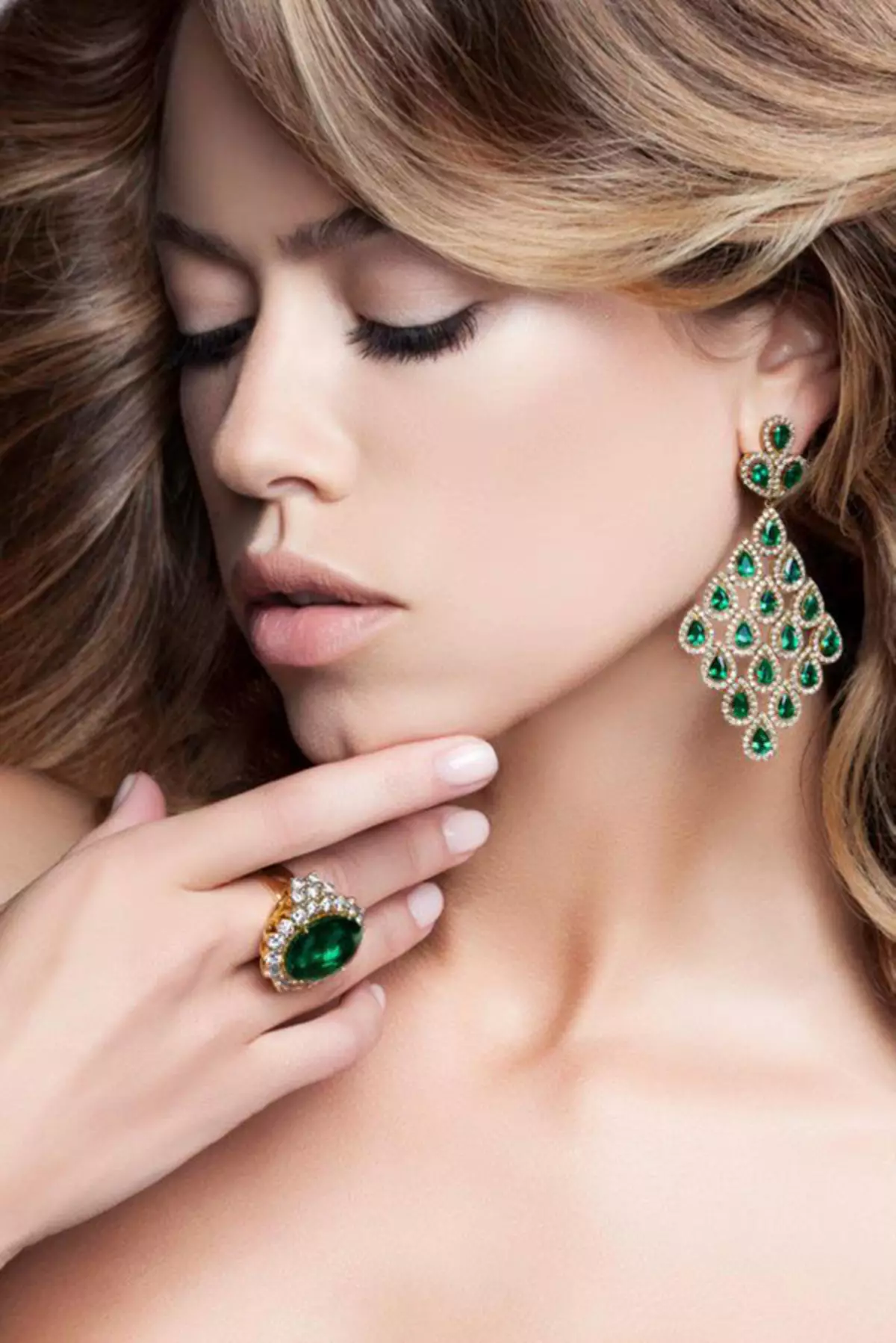 Ring mei Emerald (94 foto's): froulike gouden en sulveren ring, sulveren earringen 3115_68