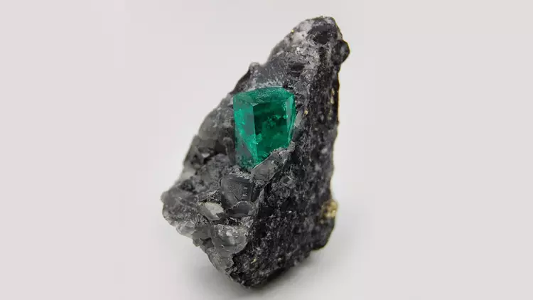 Emerald ilə Ring (94 şəkil): Qadın Qızıl və Gümüş üzük, Silver Sırğa 3115_8