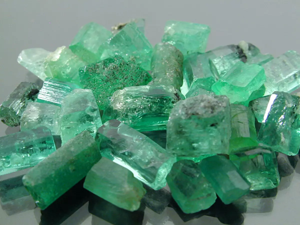 Ring nge-Emerald (izithombe ezingama-94): Indandatho yegolide neyesiliva, namacici esiliva 3115_9