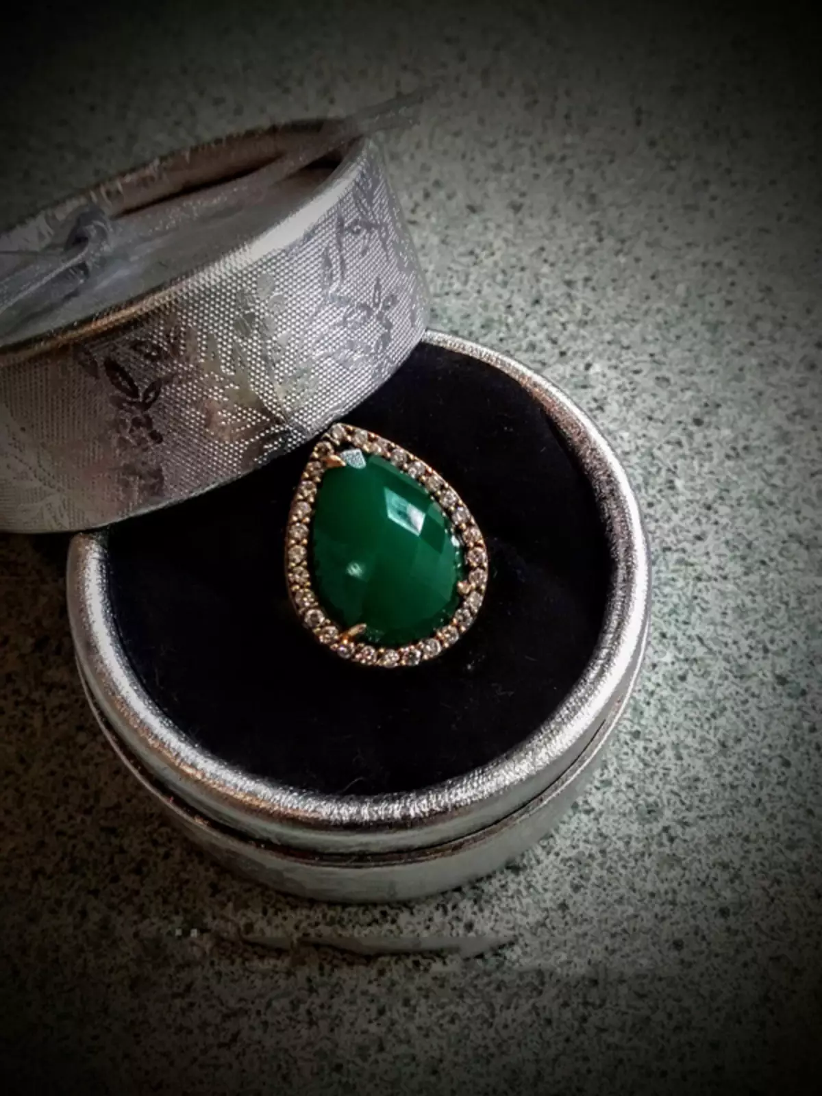 Ring nge-Emerald (izithombe ezingama-94): Indandatho yegolide neyesiliva, namacici esiliva 3115_92