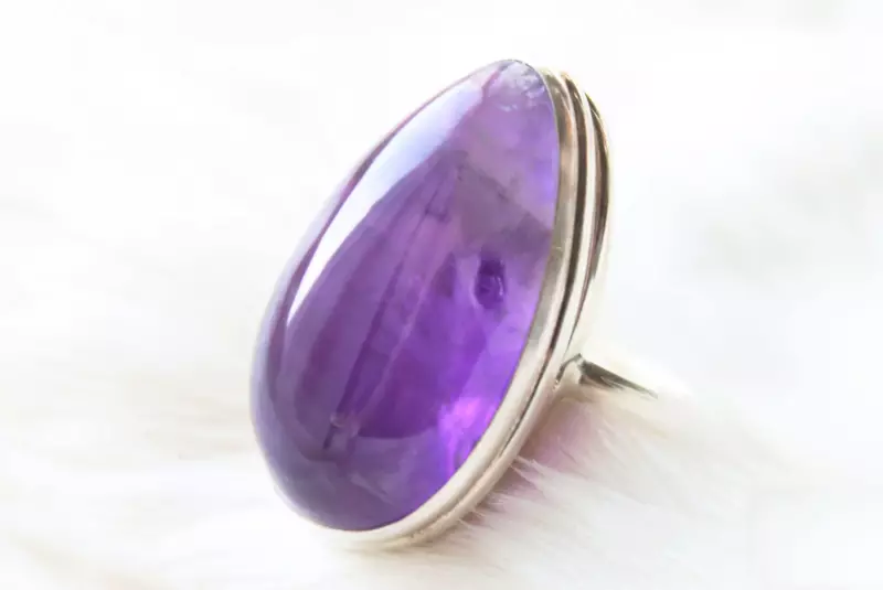 Ring with amethyst (60 photos): Golden models with green amethyst, solid and with large stone 3116_25