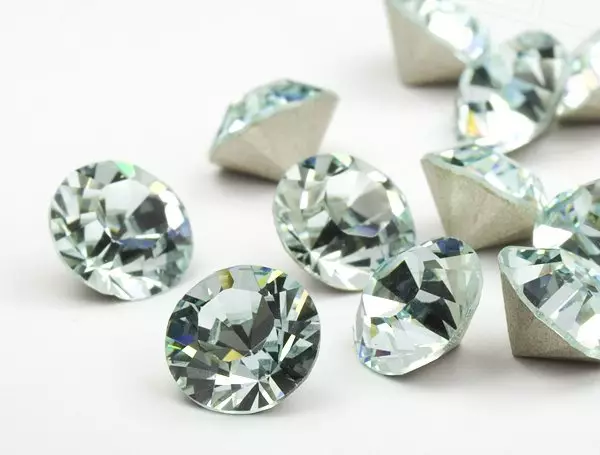 Swarovski halqasi (42 ta fotosurat): kristallar va rinstones, teshiklari va sirlar bilan to'plamlari bo'lgan modellar 3117_14