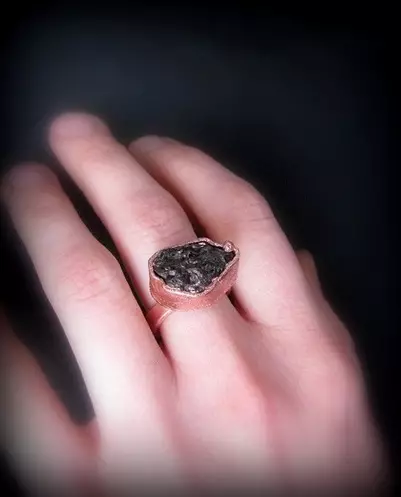 Ring s granátom (72 fotografií): zlato a striebro, so zeleným granátom a fianitídou, s veľkým a malým kameňom 3118_29