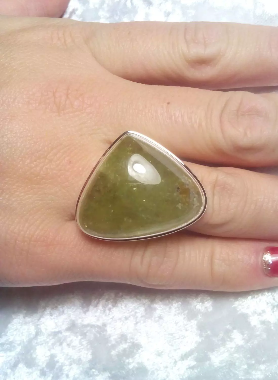 ग्रेनेड (72 फोटो) के साथ अंगूठी: बड़े और छोटे पत्थर के साथ, हरे ग्रेनेड और शिज़िया के साथ सोने और चांदी 3118_54