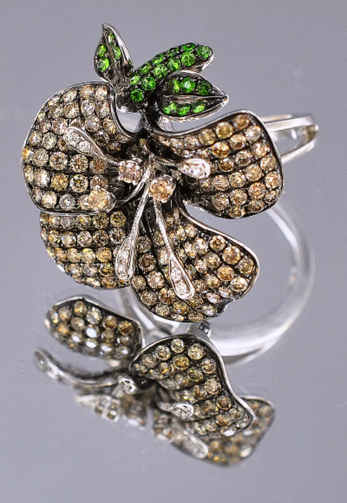 Cincin dengan granat (72 foto): Emas dan perak, dengan granat hijau dan fianitis, dengan batu besar dan kecil 3118_71