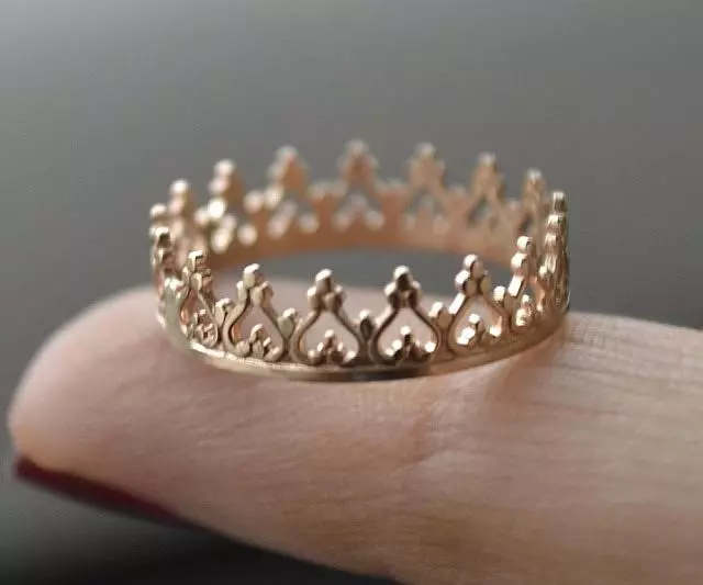 Prsten v podobě korunce (88 fotografií): Jak nosit ženské zlato a stříbrné modely ve tvaru koruny, kterou znamenají 3120_11