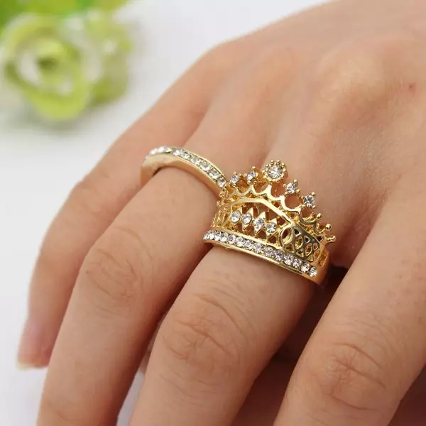 Cincin dalam bentuk mahkota (88 gambar): bagaimana memakai model emas dan perak wanita dalam bentuk mahkota yang mereka maksudkan 3120_19