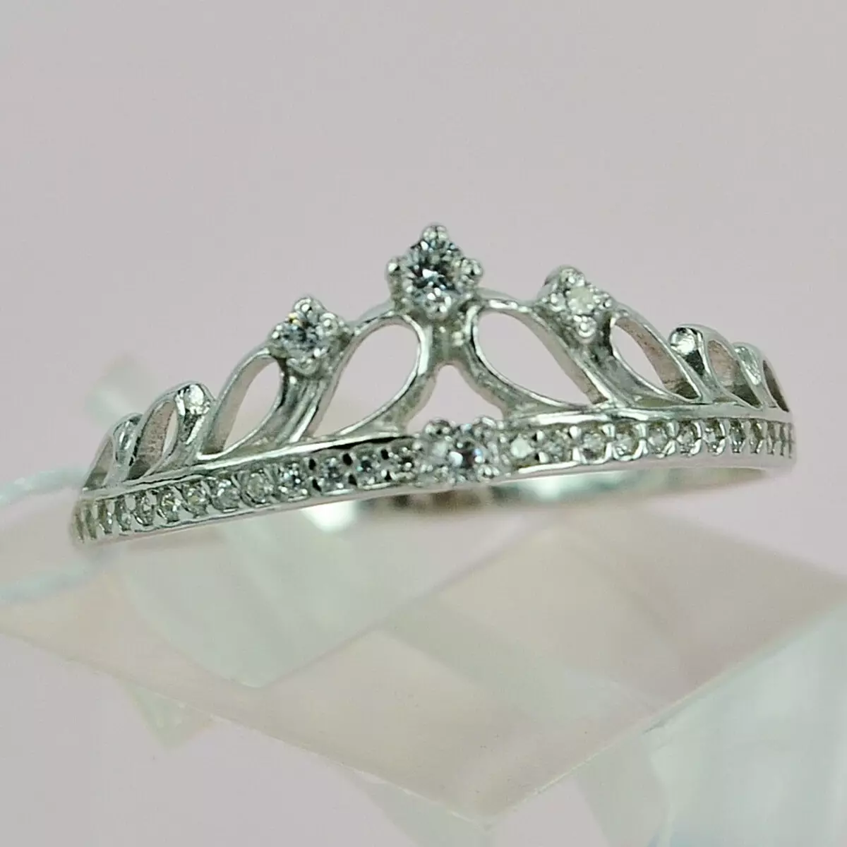 Anel na forma de uma coroa (88 fotos): Como usar modelos de ouro e prata femininas em forma da coroa que eles significam 3120_26