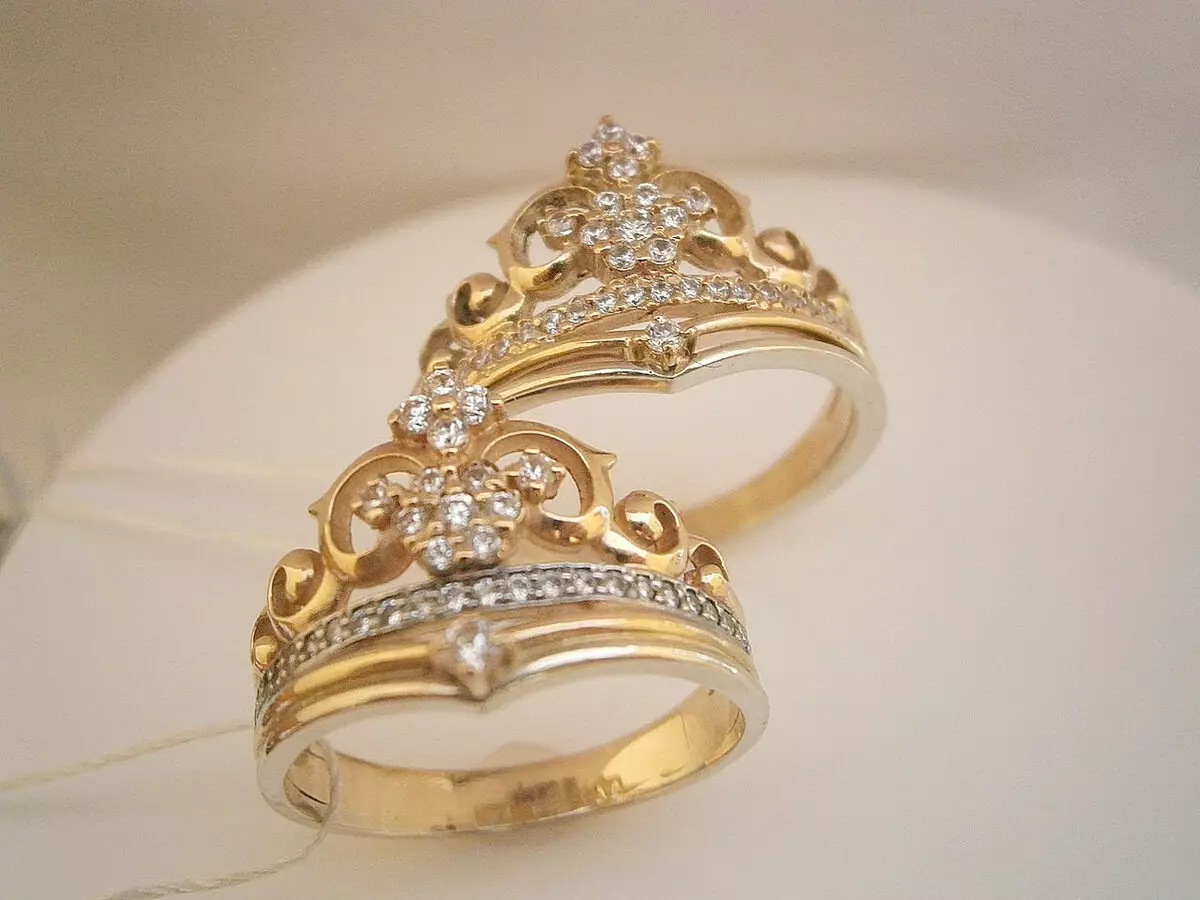 Cincin dalam bentuk mahkota (88 gambar): bagaimana memakai model emas dan perak wanita dalam bentuk mahkota yang mereka maksudkan 3120_35