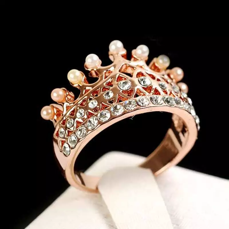 Cincin dalam bentuk mahkota (88 gambar): bagaimana memakai model emas dan perak wanita dalam bentuk mahkota yang mereka maksudkan 3120_37