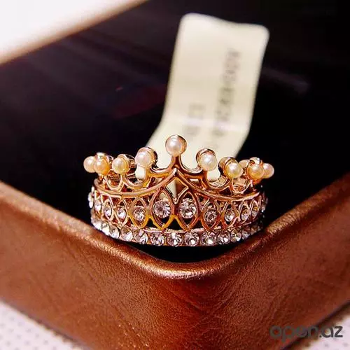Pierścionek w formie korony (88 zdjęć): Jak nosić kobiece złote i srebrne modele w kształcie korony, które mają na myśli 3120_38