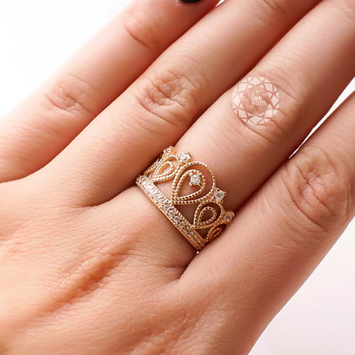 Prsten v podobě korunce (88 fotografií): Jak nosit ženské zlato a stříbrné modely ve tvaru koruny, kterou znamenají 3120_39
