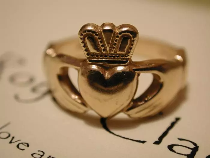 Prsten v podobě korunce (88 fotografií): Jak nosit ženské zlato a stříbrné modely ve tvaru koruny, kterou znamenají 3120_4
