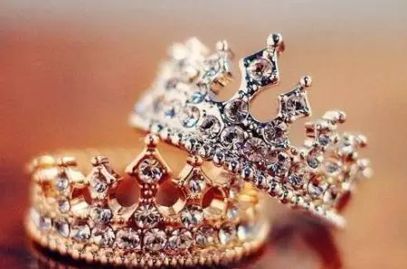 以冠的形式戒指（88张照片）：如何穿着冠的形状佩戴雌性金银模型，他们的意思是 3120_52