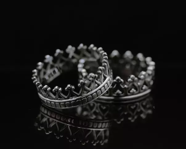 以冠的形式戒指（88张照片）：如何穿着冠的形状佩戴雌性金银模型，他们的意思是 3120_55