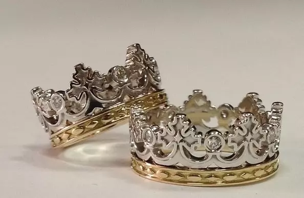 Cincin dalam bentuk mahkota (88 gambar): bagaimana memakai model emas dan perak wanita dalam bentuk mahkota yang mereka maksudkan 3120_68