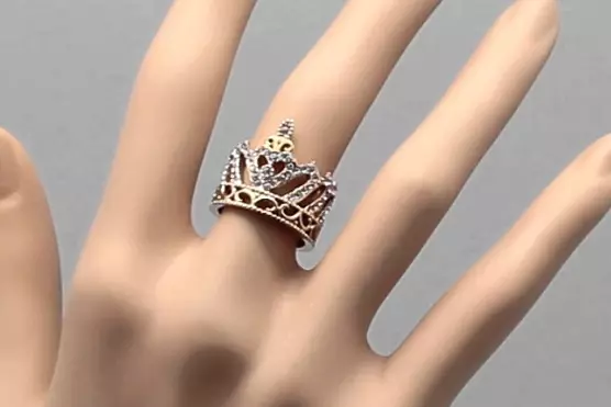 Prsten v podobě korunce (88 fotografií): Jak nosit ženské zlato a stříbrné modely ve tvaru koruny, kterou znamenají 3120_7