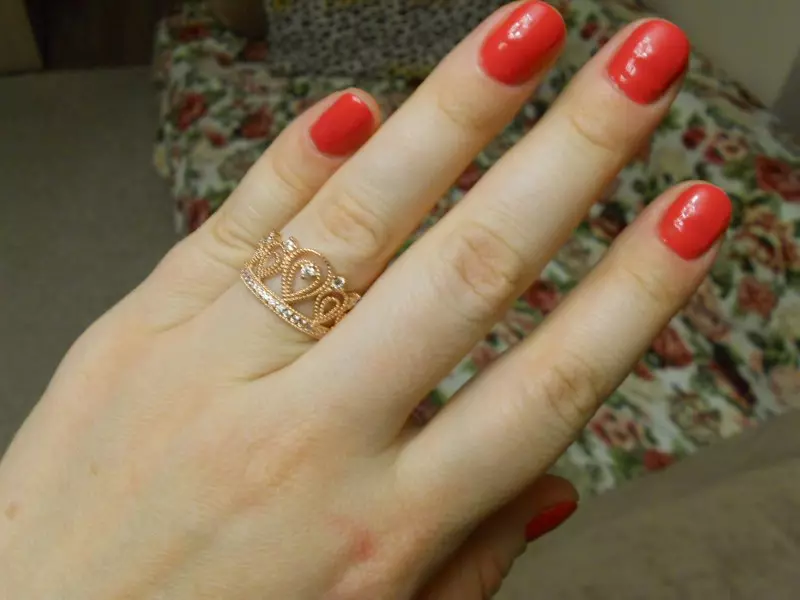 Prsten v podobě korunce (88 fotografií): Jak nosit ženské zlato a stříbrné modely ve tvaru koruny, kterou znamenají 3120_78