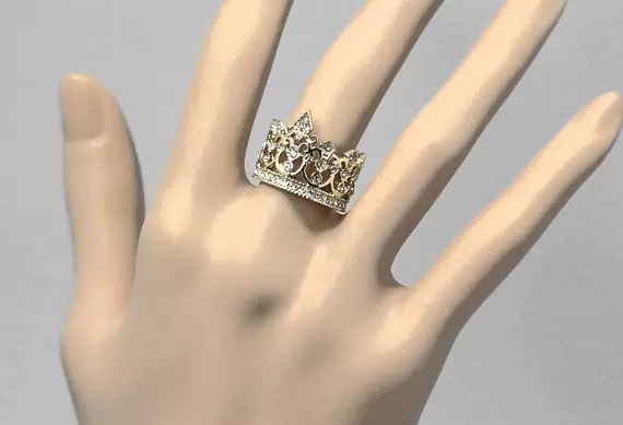 Pierścionek w formie korony (88 zdjęć): Jak nosić kobiece złote i srebrne modele w kształcie korony, które mają na myśli 3120_9