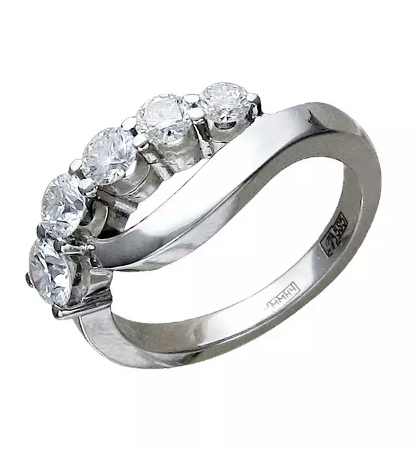 Baltas aukso žiedas su deimantu (91 nuotraukos): modeliai su juoda akmenimis ir safyru, su puikiais platuvais 3121_16