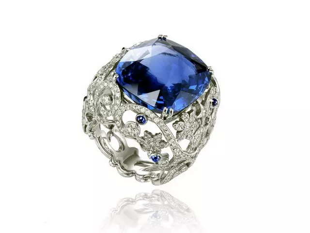 Ring Gold White dengan Diamond (91 Foto): Model dengan Batu Hitam dan Sapphire, dengan Placer Brilliant 3121_25
