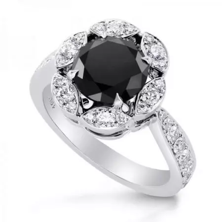 Baltas aukso žiedas su deimantu (91 nuotraukos): modeliai su juoda akmenimis ir safyru, su puikiais platuvais 3121_71