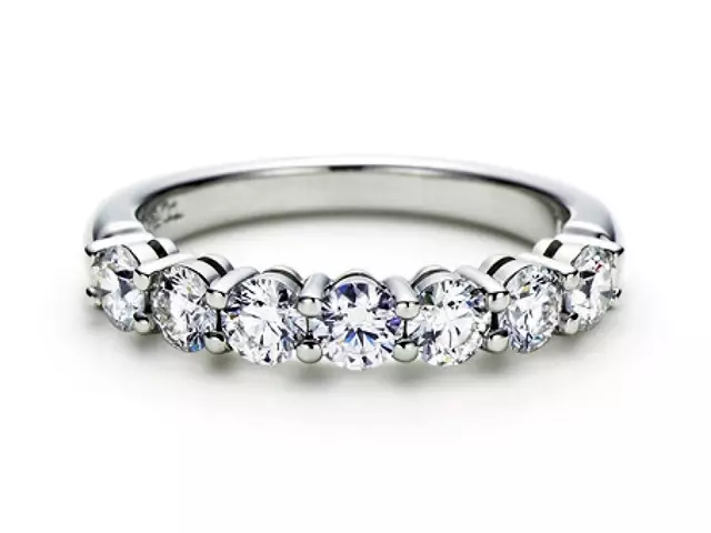 Бело златен прстен со дијамант (91 фотографии): модели со црн камен и сафир, со брилијантен плач 3121_75