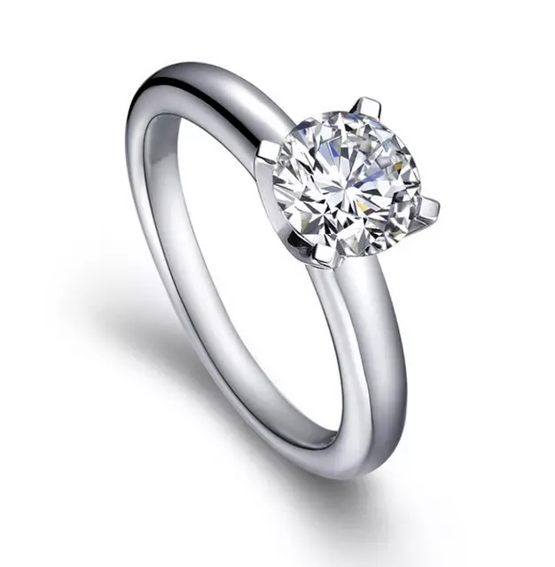 Bílý zlatý prsten s diamantem (91 fotografií): modely s černým kamenem a safírem, s brilantní placer 3121_77