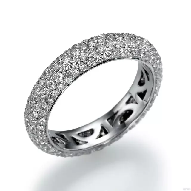 Wit goud ring met diamante (91 foto's): modelle met 'n swart klip en saffier, met briljante Placer 3121_85