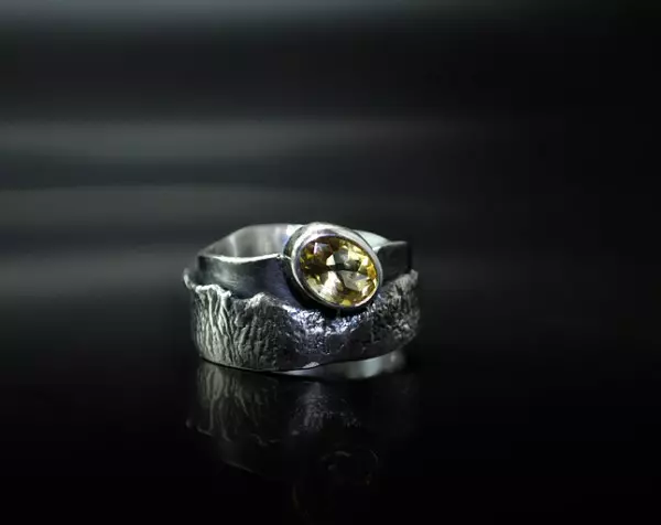 Сребърни пръстени с камъни (116 снимки): модели за жени с луна и черен камък в сребърен 3124_112
