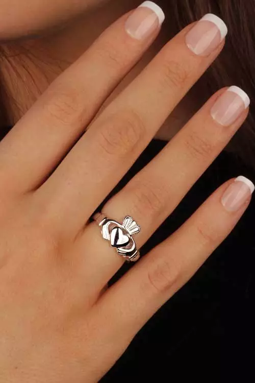 Cincin Pernikahan Eksklusif (53 Foto): Ide Desain Cincin Pernikahan Buatan Tangan Asli 3125_13