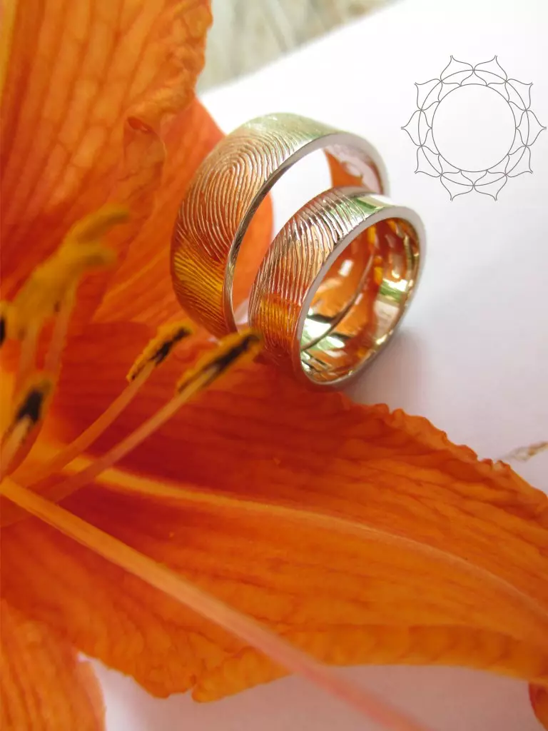 Cincin Pernikahan Eksklusif (53 Foto): Ide Desain Cincin Pernikahan Buatan Tangan Asli 3125_30