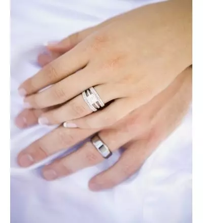 विशेष विवाह रिंग (53 फोटो): मूळ हस्तनिर्मित विवाह रिंग डिझाइन कल्पना 3125_47